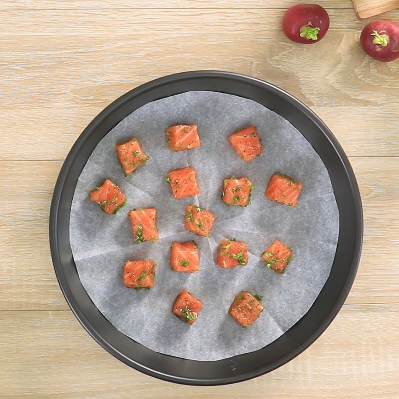 Bước 3 Nướng cá hồi Salad cá hồi sốt sữa chua