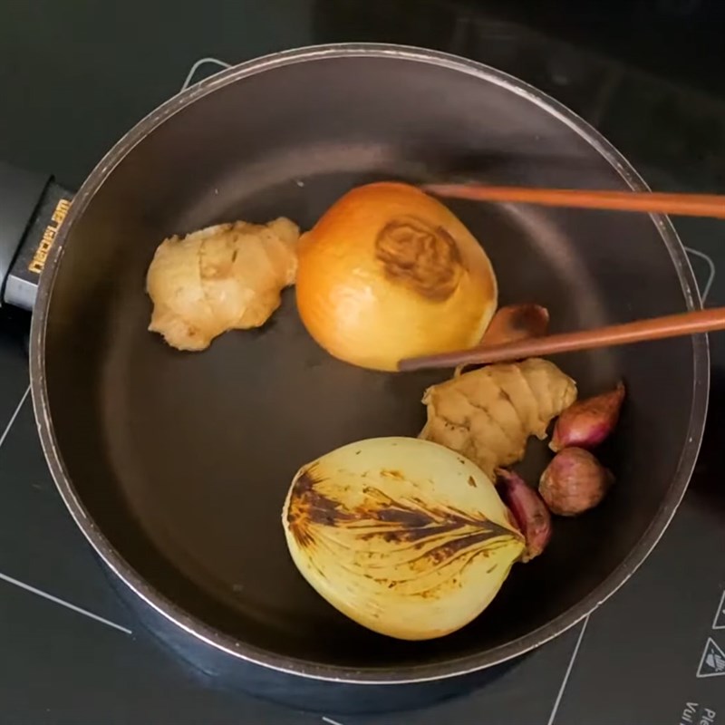 Bước 1 Nướng các nguyên liệu Bún bò chả cua