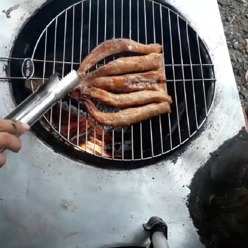 Bước 2 Nướng khô cá Gỏi sầu đâu khô cá lóc
