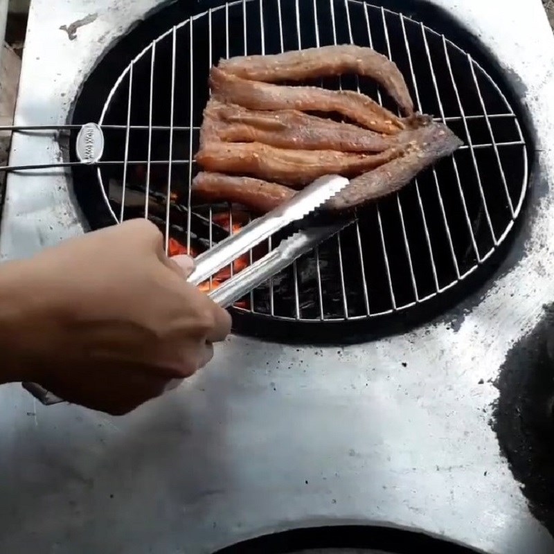 Bước 2 Nướng khô cá Gỏi sầu đâu khô cá lóc