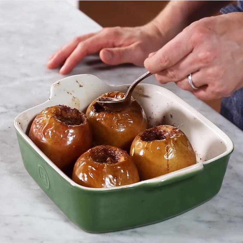 Bước 3 Nướng táo Táo nướng caramel
