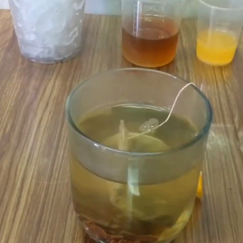 Bước 1 Ngâm trà túi lọc và xí muội Trà tắc xí muội