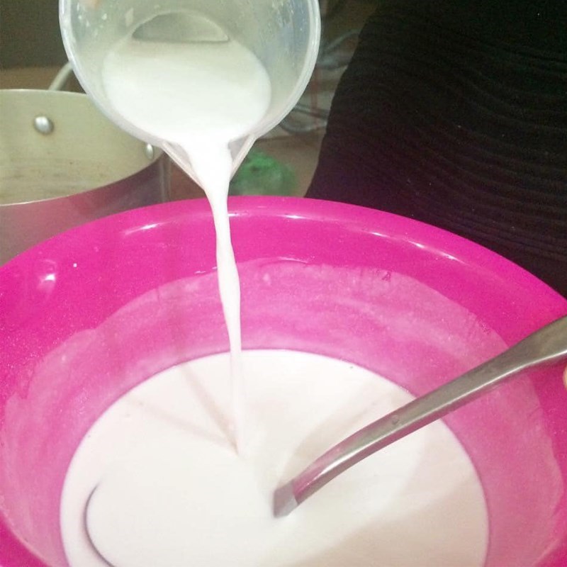 Bước 3 Pha bột Bánh cuốn ngọt miền Tây