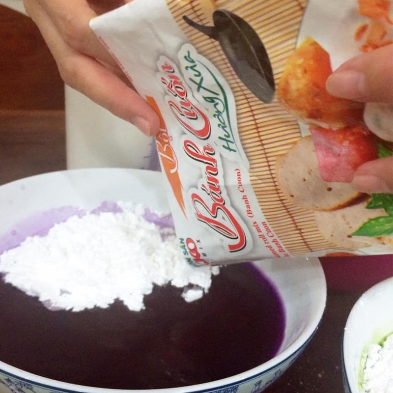 Bước 3 Pha bột Bánh cuốn ngọt miền Tây