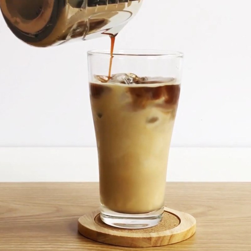 Bước 2 Pha cà phê với sữa tươi Cà phê sữa tươi
