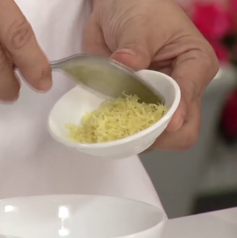Bước 2 Pha hỗn hợp sốt trộn Salad táo với tôm