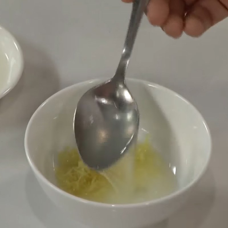 Bước 2 Pha hỗn hợp sốt trộn Salad táo với tôm