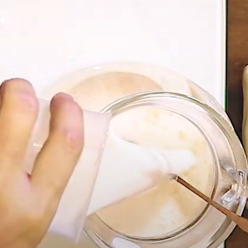 Bước 1 Pha hỗn hợp sữa chua Sữa chua sốt dứa tách lớp