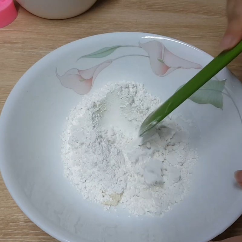 Bước 3 Pha màu bột bánh Chè trôi nước cá chép