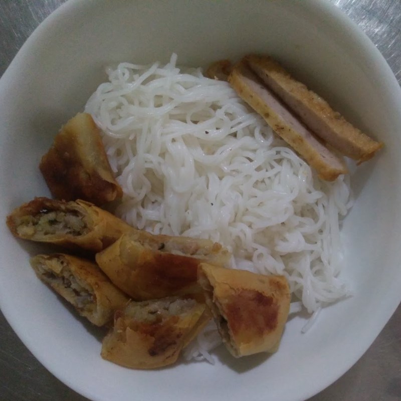 Bước 4 Hoàn thành Cách làm bún chả giò với chả giò mua sẵn