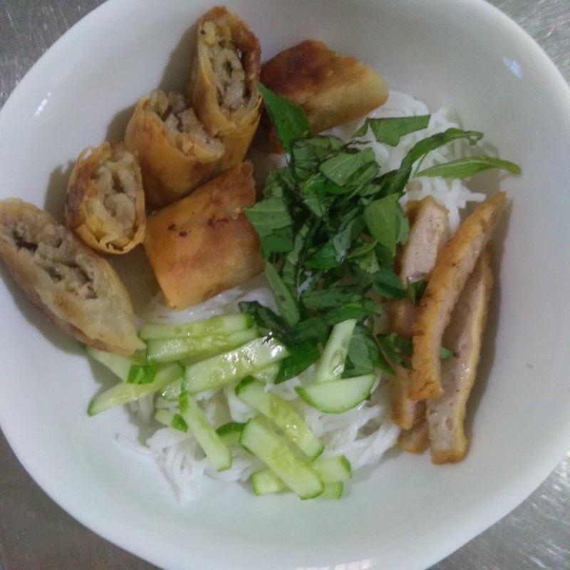 Bước 4 Hoàn thành Cách làm bún chả giò với chả giò mua sẵn