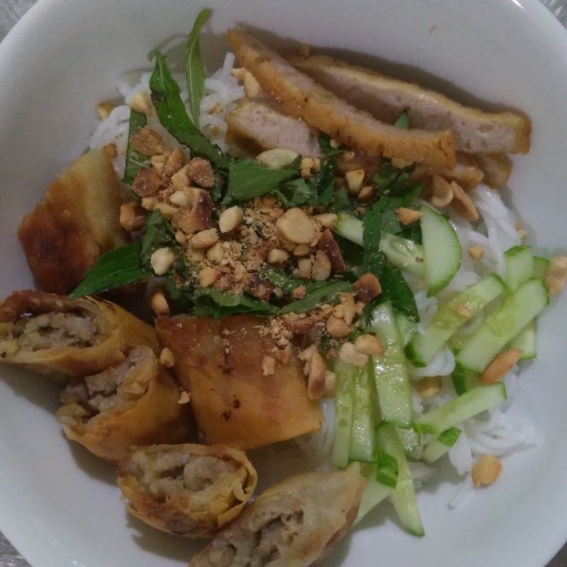 Bước 4 Hoàn thành Cách làm bún chả giò với chả giò mua sẵn