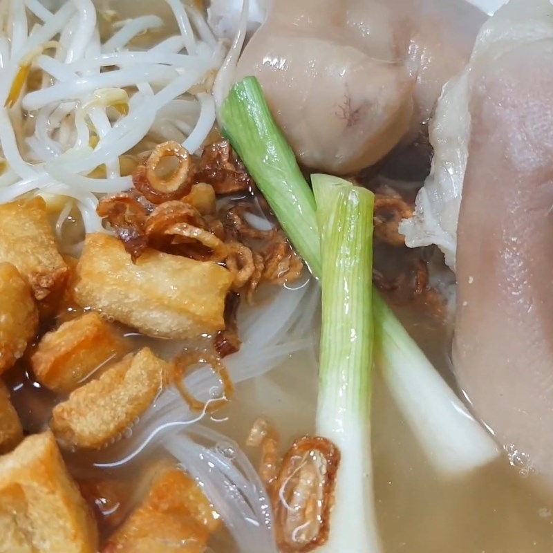 Bước 7 Pha nước chấm và hoàn thành Hủ tiếu giò heo tóp mỡ sa tế