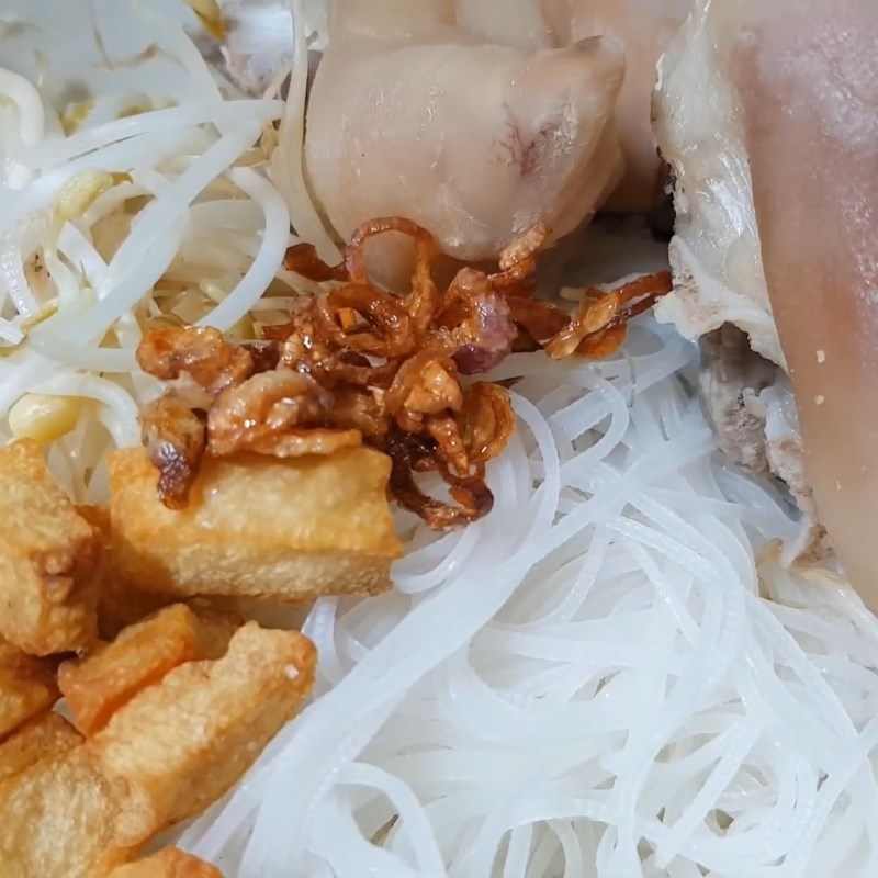 Bước 7 Pha nước chấm và hoàn thành Hủ tiếu giò heo tóp mỡ sa tế