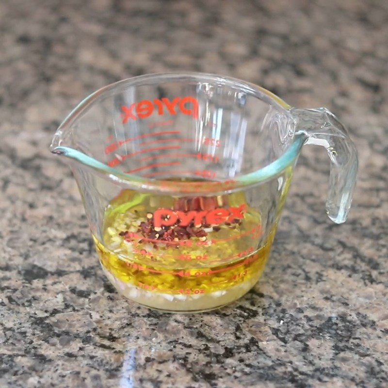 Bước 1 Pha nước sốt Rocket salad cà chua bơ