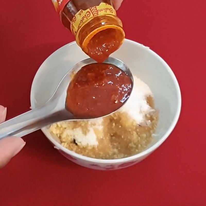 Bước 2 Pha nước sốt và ướp gà Gà hấp tỏi