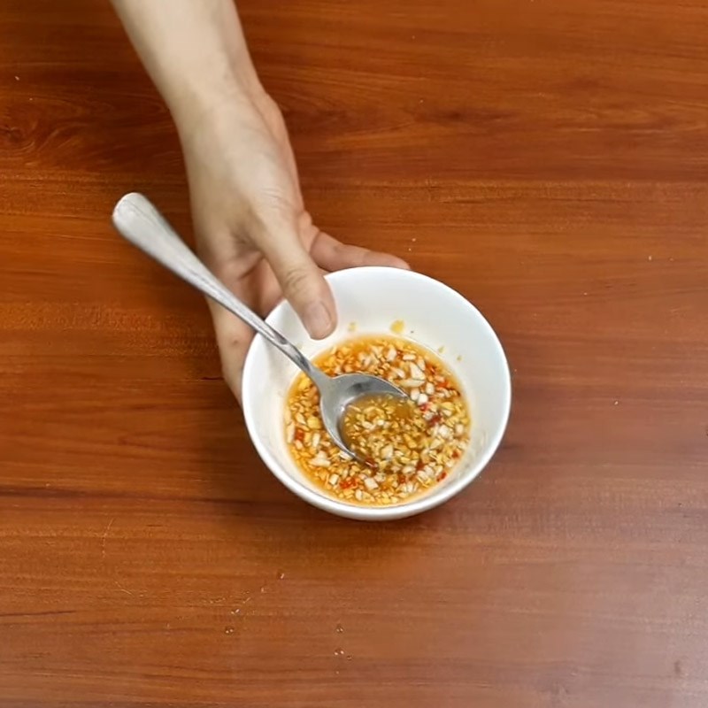 Bước 3 Pha sốt Miến trộn chua ngọt