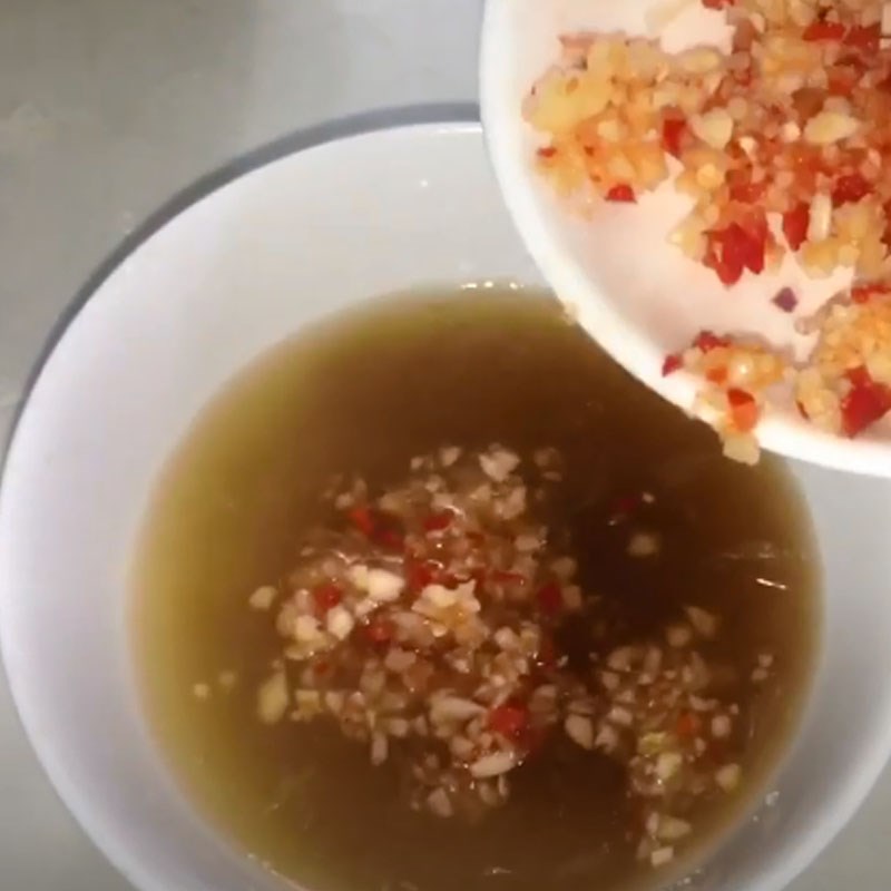 Bước 4 Pha sốt trộn gỏi Gỏi tép đu đủ
