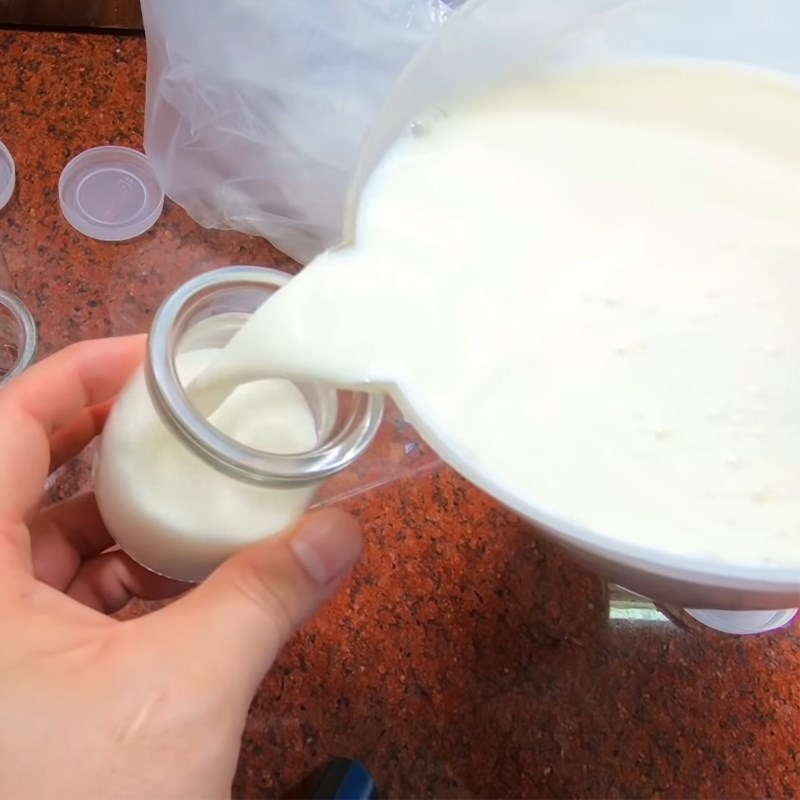 Bước 3 Pha sữa chua và cho ra hũ Sữa chua chanh dây (chanh leo) hũ