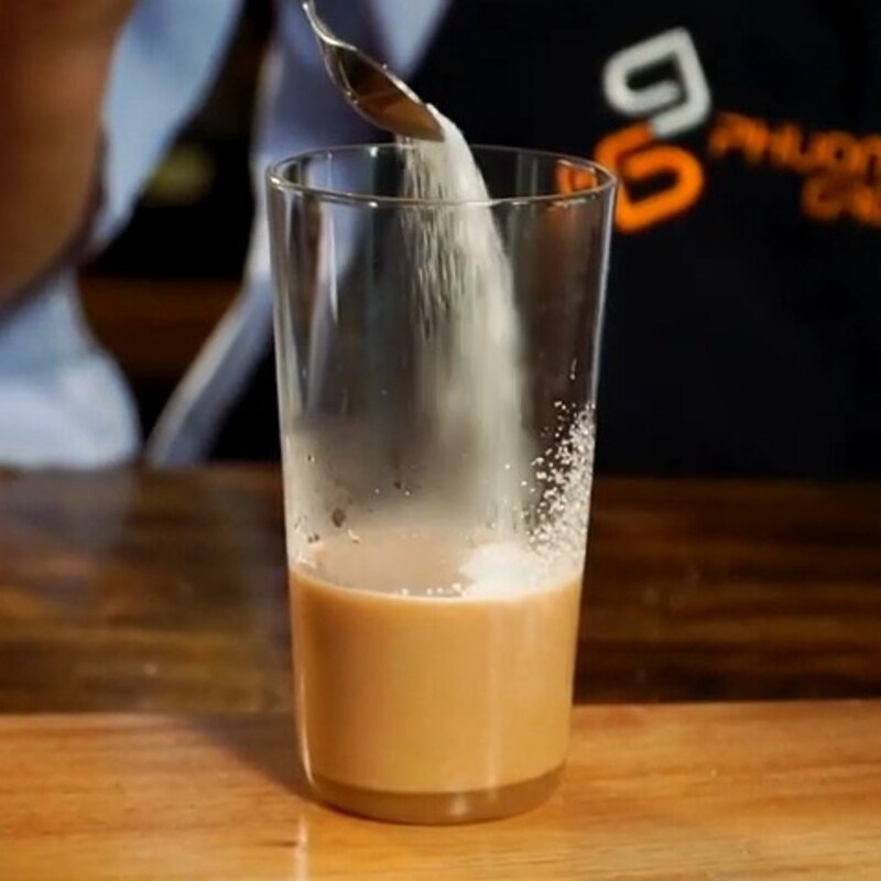 Bước 2 Pha trà sữa Trà sữa dưa lưới pudding