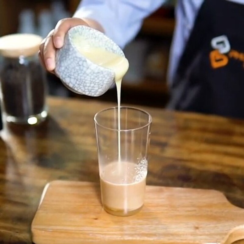 Bước 2 Pha trà sữa Trà sữa dưa lưới pudding