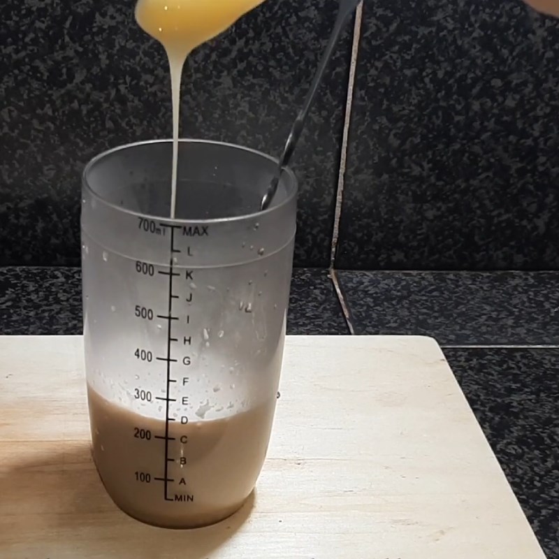 Bước 2 Pha trà sữa Trà sữa socola nutella