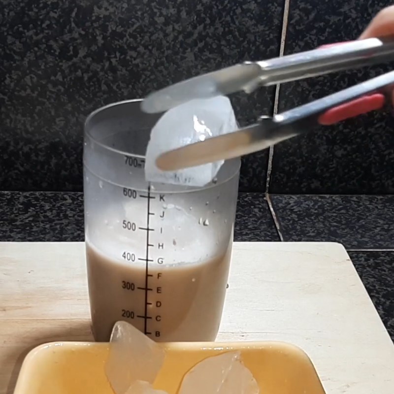 Bước 2 Pha trà sữa Trà sữa socola nutella