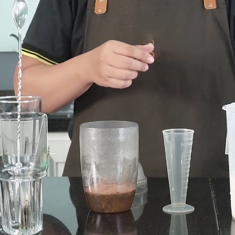 Bước 2 Pha trà sữa socola bạc hà Trà sữa socola bạc hà