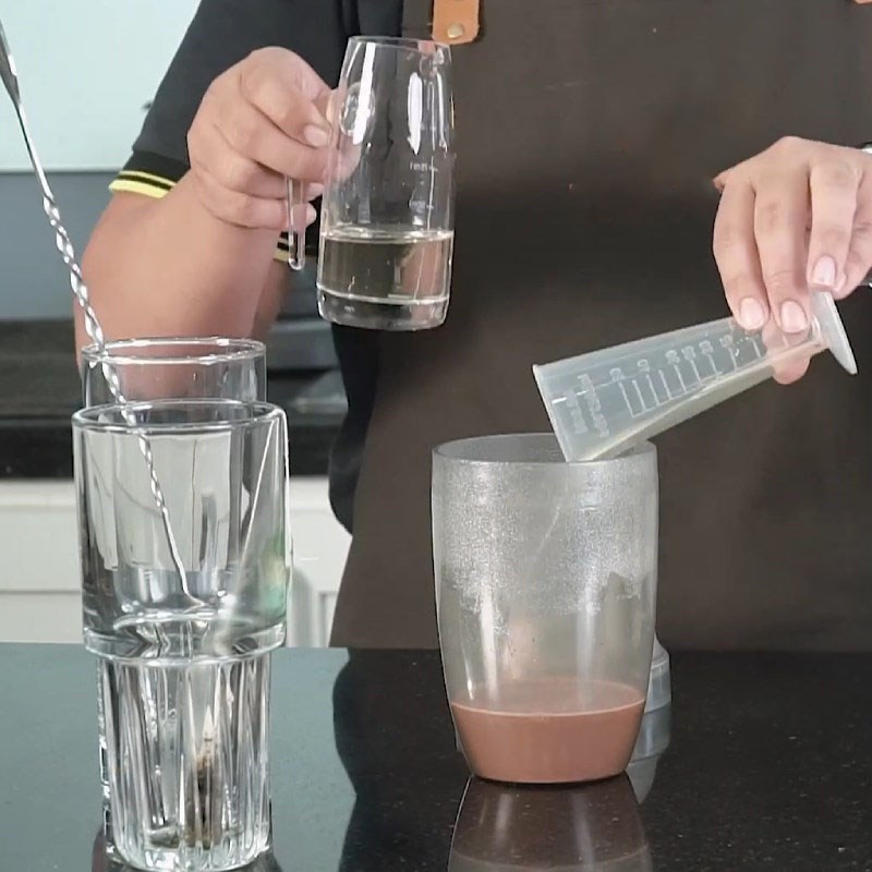 Bước 2 Pha trà sữa socola bạc hà Trà sữa socola bạc hà