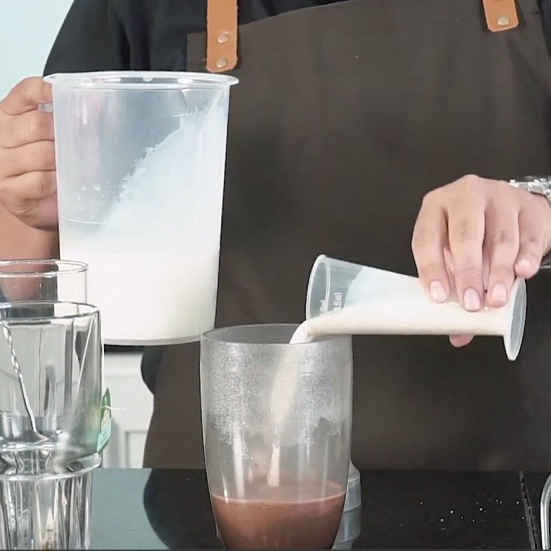 Bước 2 Pha trà sữa socola bạc hà Trà sữa socola bạc hà