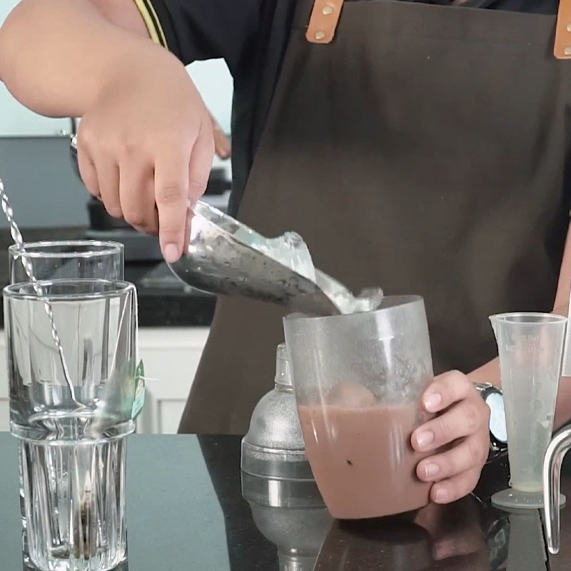 Bước 2 Pha trà sữa socola bạc hà Trà sữa socola bạc hà