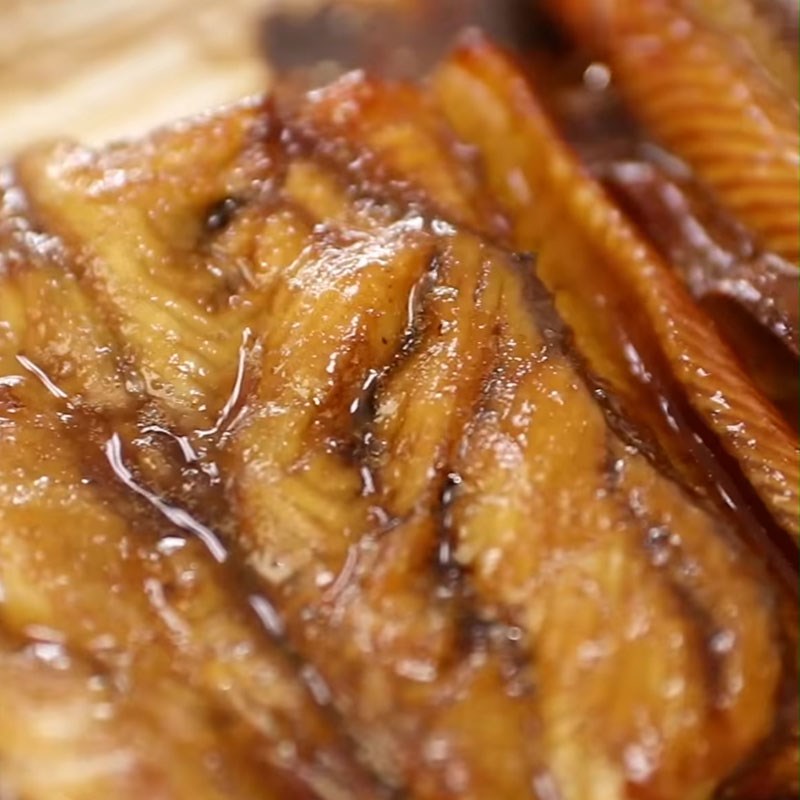 Bước 4 Phết sốt và nướng lần 2 Cơm lươn Nhật Bản nướng sốt teriyaki