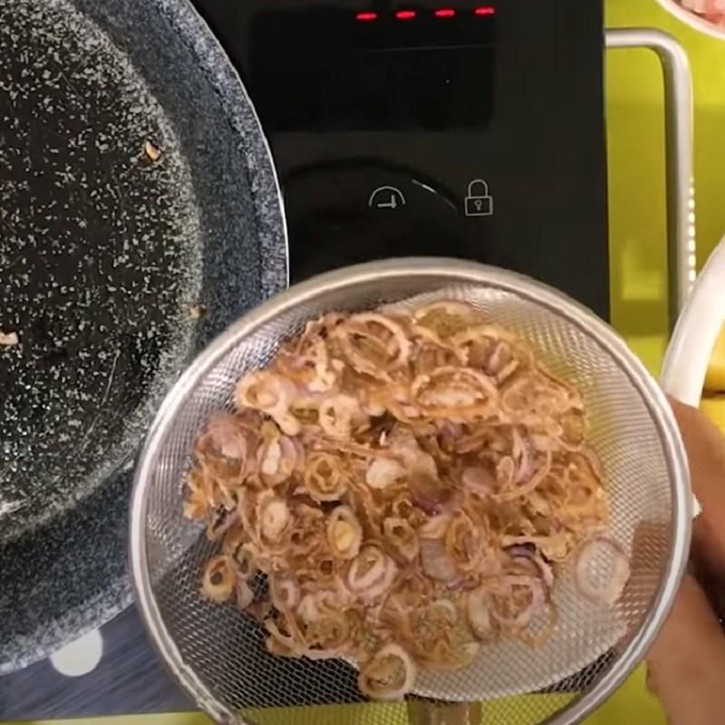Bước 3 Phi hành và xào thịt băm Nui sườn heo rau củ