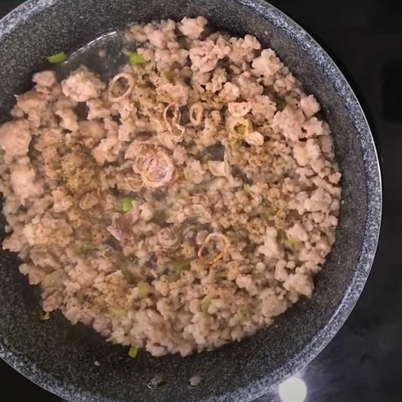 Bước 3 Phi hành và xào thịt băm Nui sườn heo rau củ