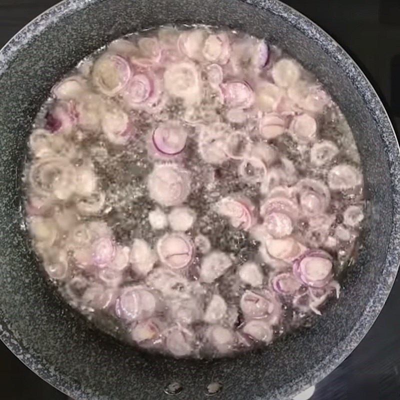 Bước 3 Phi hành và xào thịt băm Nui sườn heo rau củ