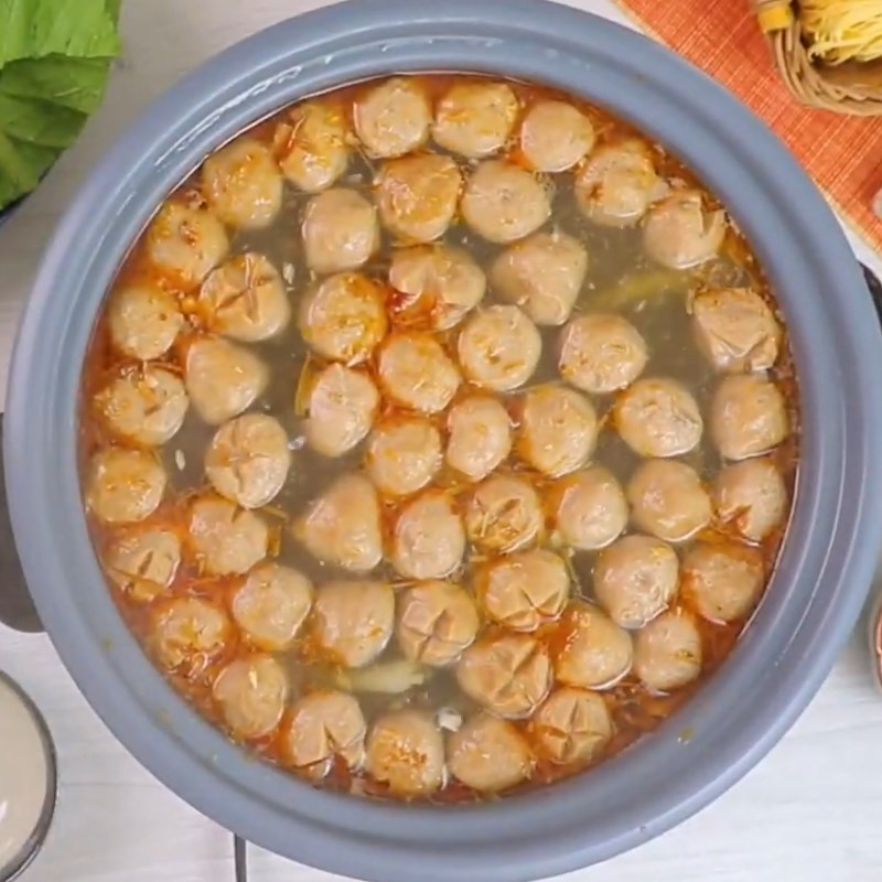 Bước 3 Nấu lẩu Lẩu bò viên sa tế