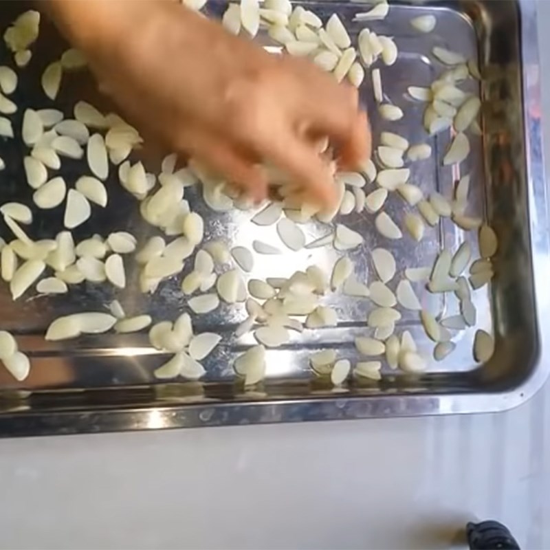 Bước 2 Phơi tỏi Bột tỏi làm từ cách phơi nắng và rang khô