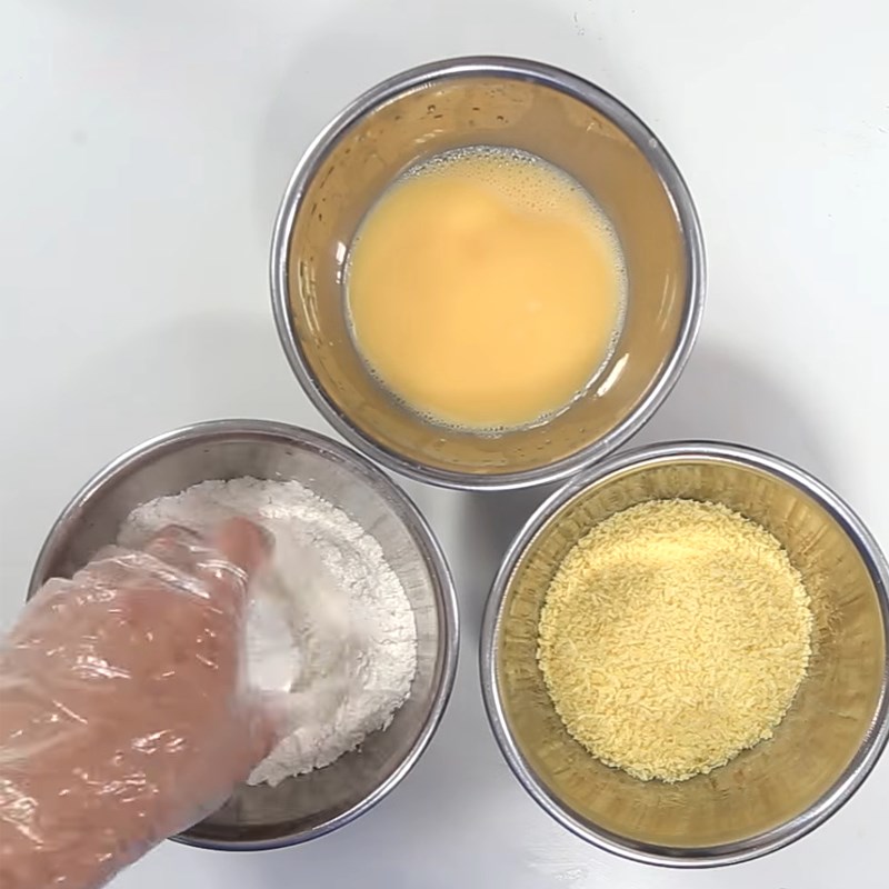 Bước 3 Phủ bột Cơm nguội bọc xúc xích