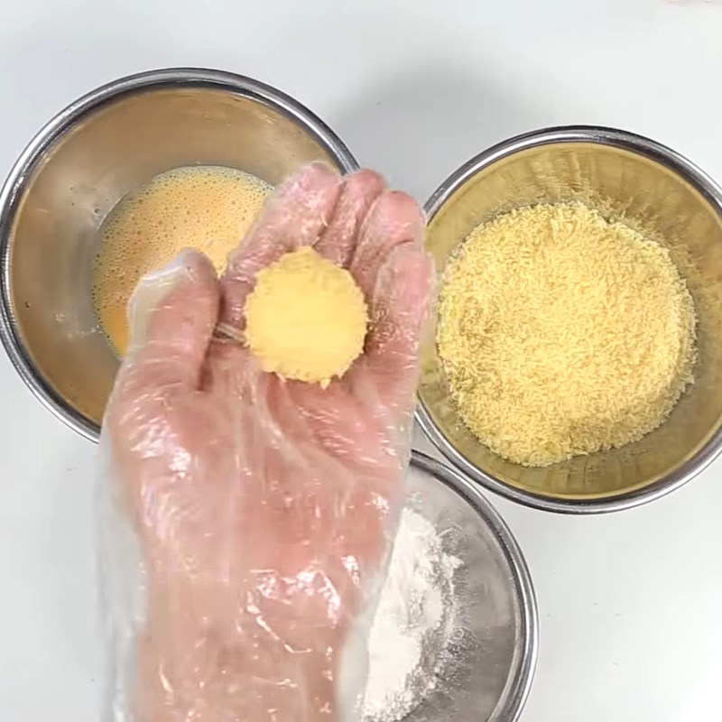 Bước 2 Phủ bột Cơm nguội bọc phô mai