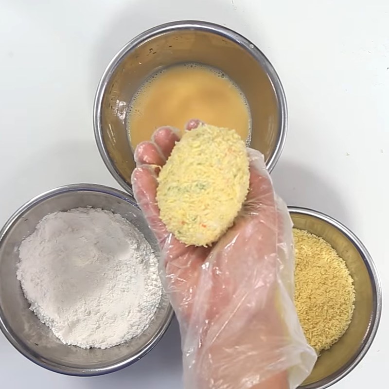 Bước 3 Phủ bột Cơm nguội bọc xúc xích