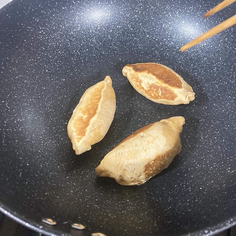 Bước 4 Rán bánh Bánh mì nhân trứng sữa socola