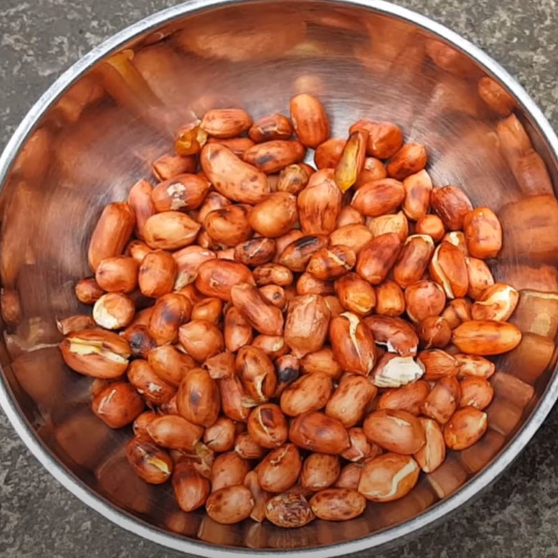 Bước 4 Rang đậu phộng và mè đen Chè khoai mì trân châu nước cốt dừa