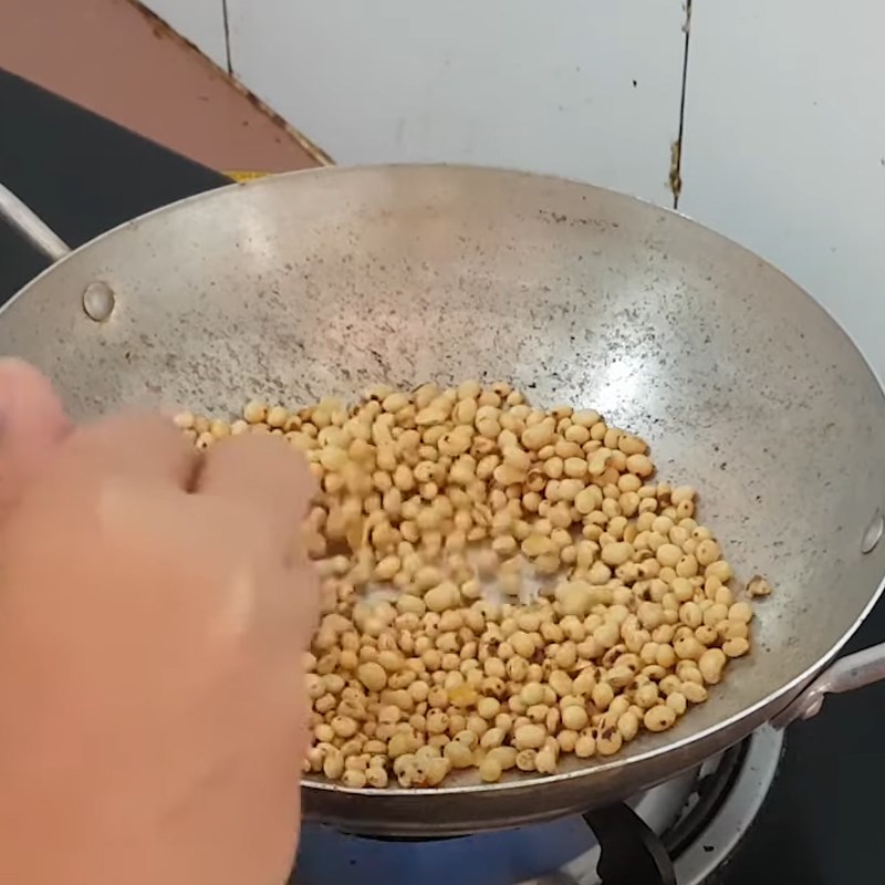 Bước 1 Rang đậu nành Nước mắm chay từ nấm