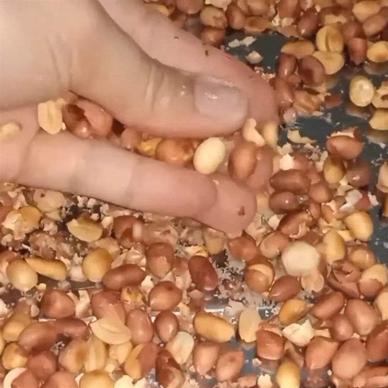 Bước 2 Rang đậu phộng Kem chuối bịch cốt dừa với sữa đặc