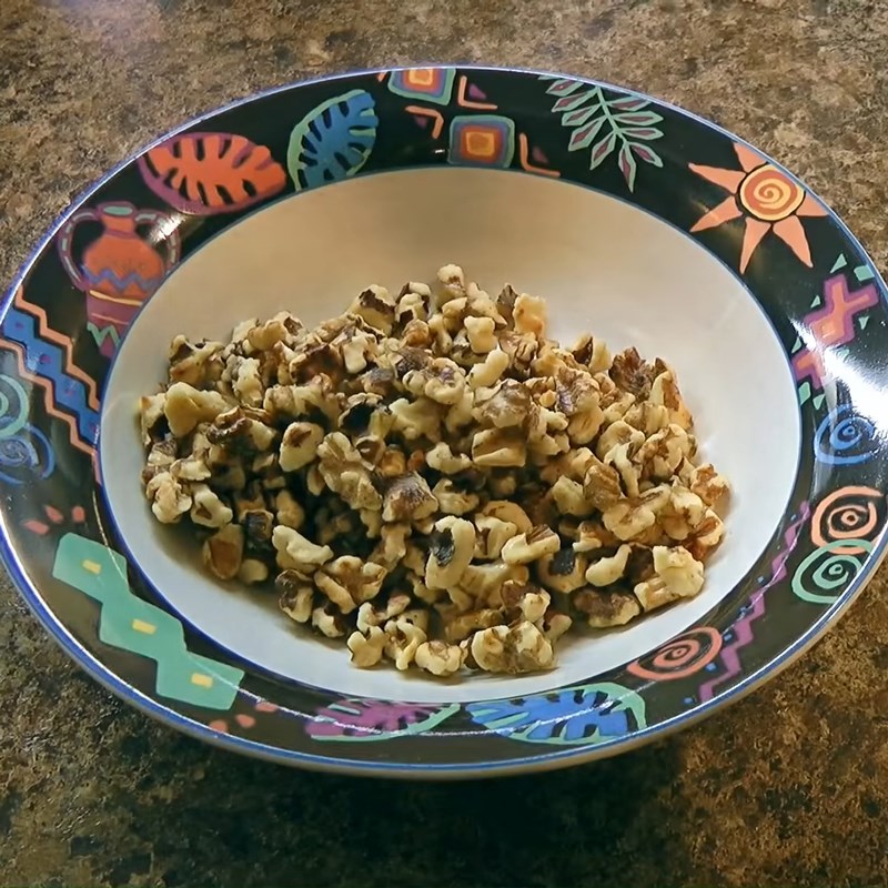 Bước 1 Rang hạt óc chó Salad táo kiểu Mỹ (Waldorf salad)