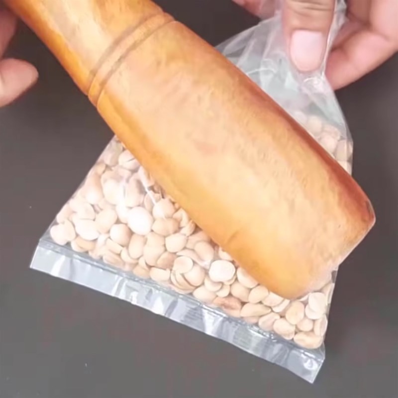 Bước 2 Rang và đập dập đậu phộng Kem chuối bịch với sữa đặc