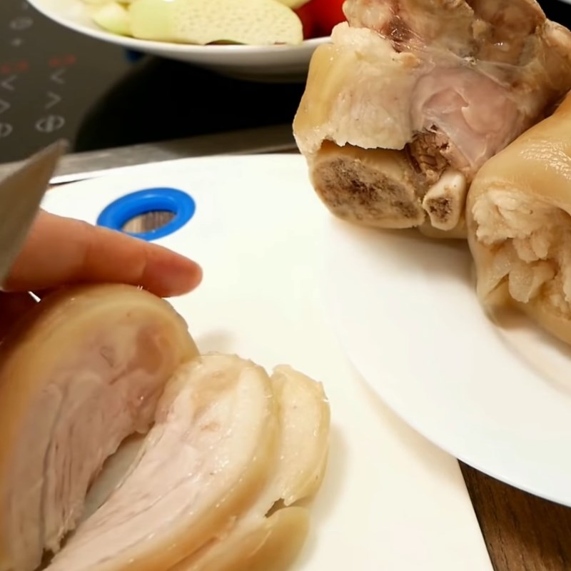 Bước 2 Nấu nước dùng Bún mọc chân giò