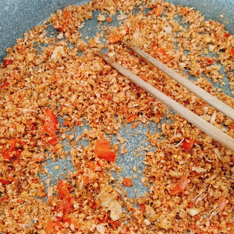 Bước 4 Rang và xay muối tôm Muối tôm Tây Ninh bằng vỏ tôm