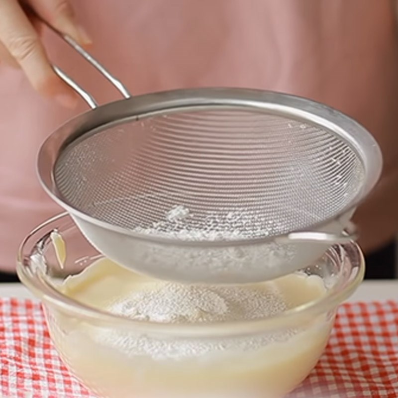 Bước 2 Rây bột Bánh mousse việt quất sữa chua