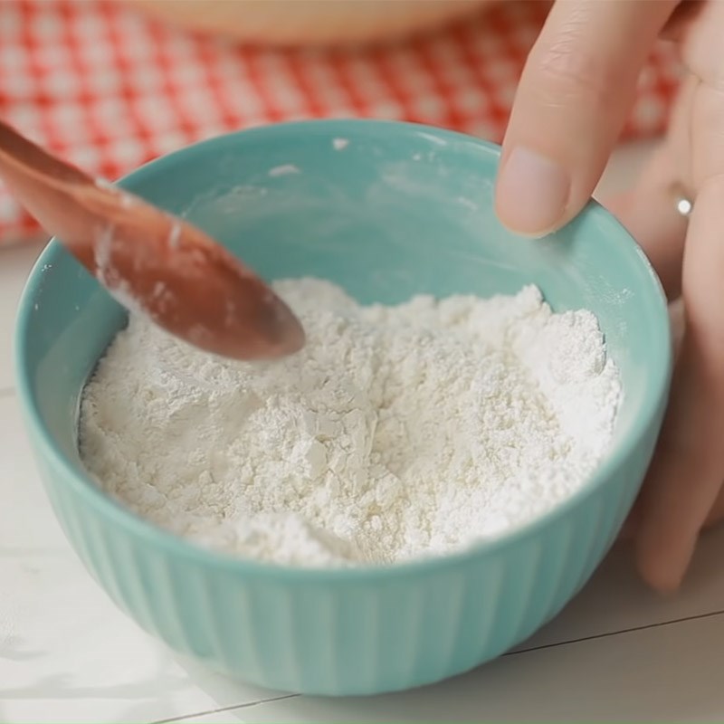 Bước 2 Rây bột Bánh mousse việt quất sữa chua
